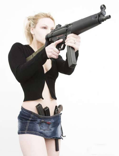 美女持枪图你喜欢的是人是枪是姿势